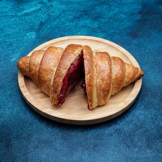 Kroasan sa šumskim voćem