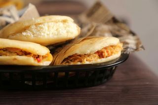 Arepa asada con Carne Mechada Y Queso (1 Ud.)