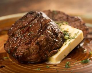 Mușchi de vită la grătar cu sparanghel