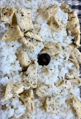 Plat d'arròs blanc amb pit de pollastre al forn amb espècies