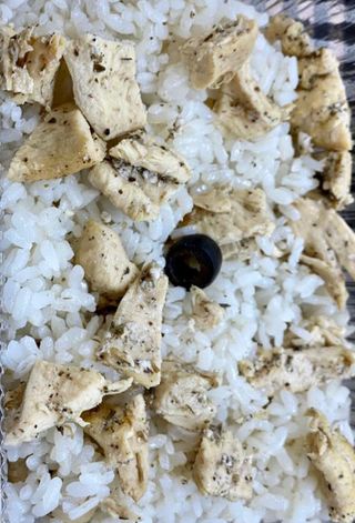 Plat d'arròs blanc amb pit de pollastre al forn amb espècies