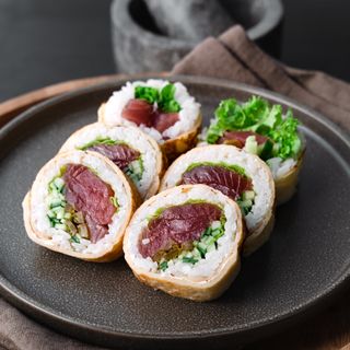 Tamago Tuńczyk, majonez, sos chilli, por, jalapeno, ogórek