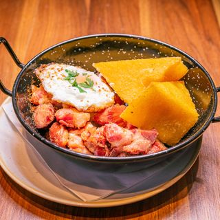 Carne la garnita cu mamaliga prajita