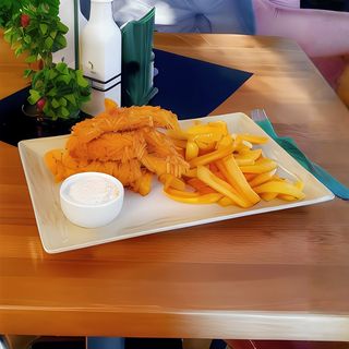 Crispy strips (8buc) cu cartofi prajiti