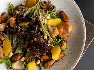 Теплий салат з морепродуктами