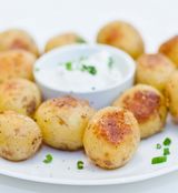 Бейби картофки с чеснов сос  