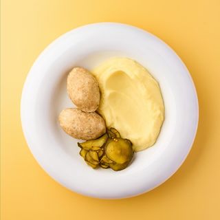 Котлети парові з індички, картопляне пюре та ліниві огірочки