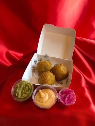 Trio de Croquetón Pibil con guacamole, crema agria y cebolla encurtida.