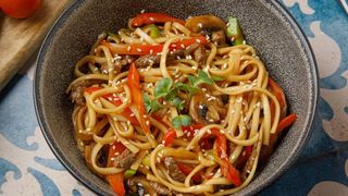 Wok с курицей и грибами
