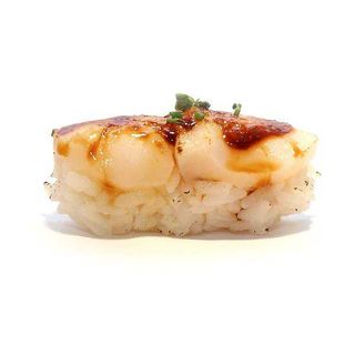 NIGIRI DE VIEIRA FLAMBEADA