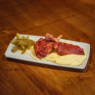 Aripioare de porc cu piure de cartofi si castraveti murati