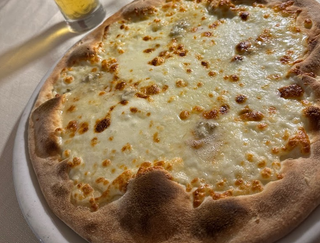 Pizza quattro formaggi