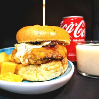 Menu hamburgesa, con patatas, y tarta de queso