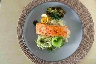 ორაგული ყვავილოვანი კომბოსტოს რიზოტოთი და სეზონური ბოსტნეულით