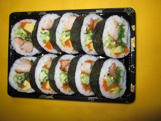 61-Futomaki Pollo Crujiente, Aguacate, Pepino Y Wakame Tópico (10 Pzs.)