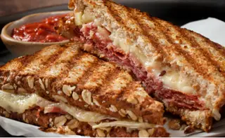 Tost al salame e fontina