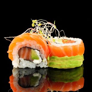 Uramaki tricolor roll