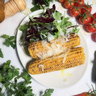Maíz a la parrilla con parmesano