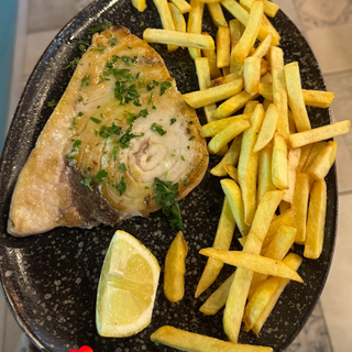 Pez espada a la plancha con ensalada/ papas fritas