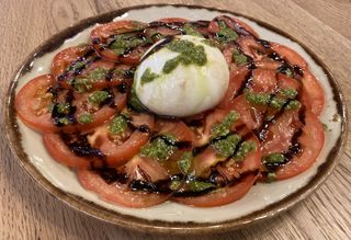Ensalada De Tomate Con Burrata Y Pesto
