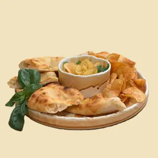 Hummus artizanal cu chips-uri de cartofi proaspete