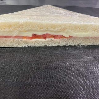 Tramezzino con  pomodoro mozzarella e insalata