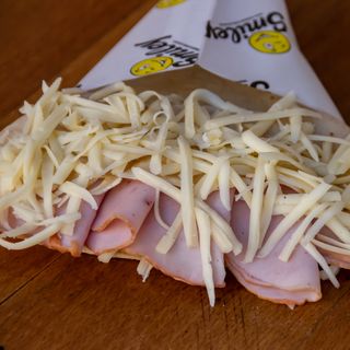 Palačinka sa pečenicom, kačkavaljem i pavlakom