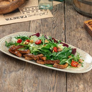 Теплый салат со свеклой и телятиной