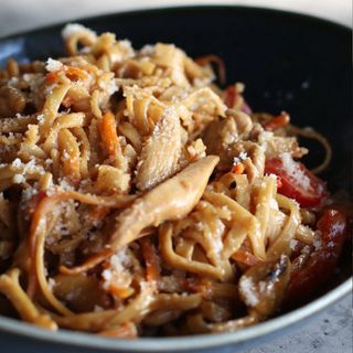 Udon z kurczakiem na białym sosie