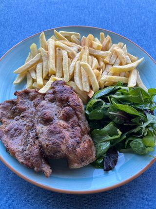 Ceafă de porc la grătar cu cartofi pai