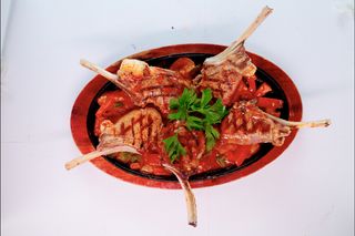 Антрекот из баранины в томатном соусе на керамике