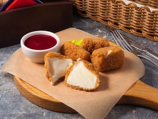 Camembert Frito Con Frambuesa (Ración)