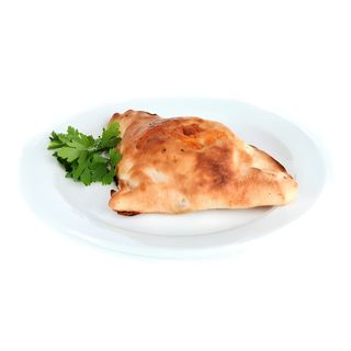 Calzone fritto con pomodoro, mozzarella e basilico