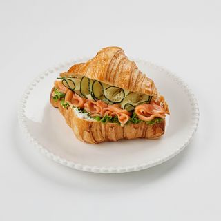 Круассан с семгой