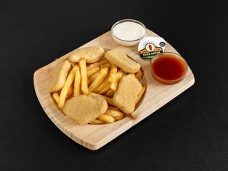 Nuggets de Pollo, Patatas Y Salsa