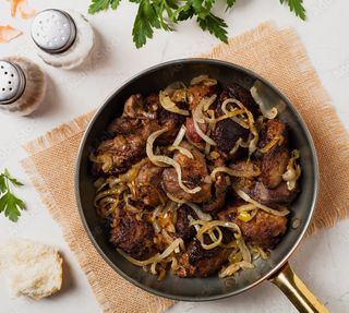 Ficatei de pui în sos Lionez