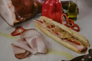 Baguette de jamón asado con pimientos y queso