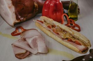 Baguette de jamón asado con pimientos y queso