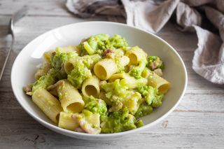 Pasta fresca broccoli e salsiccia