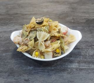 Ensalada de pasta,atun ,gambas,maiz,aceitunas,huevo duro
