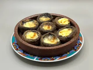 Шампиньоны с сулугуни