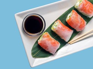 Спрінг-рол з лососем та соєвим соусом (140g)