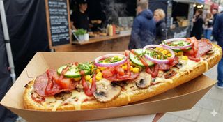 Zapiekanka z salami i warzywami