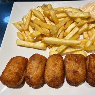 Croquetas De Pollo Y Tacos De Jamón Serrano Con Patatas