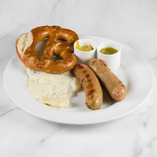 Rostbratwurste con contorno e Brez'n