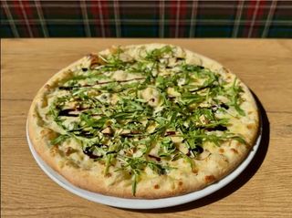 17. Pizza Bianca - Con Pera 42cm