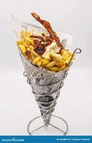 Cono De Papas Fritas En Bacon Troceado.