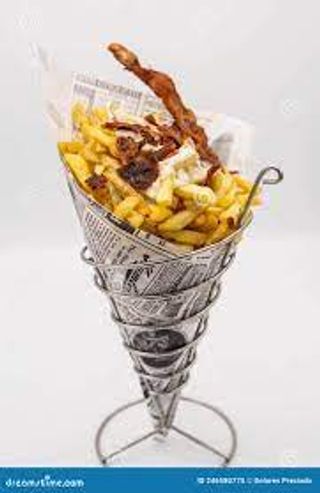Cono De Papas Fritas En Bacon Troceado.