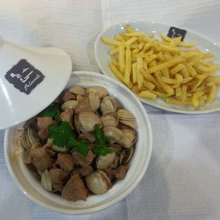 Carne de Porco à Alentejana