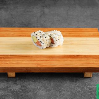 Uramaki salmón con aguacate y sésamo (8 pz.)